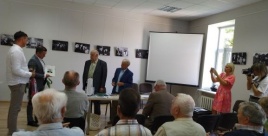 Joną Laurinavičių sveikina Kaišiadorių savivaldybės meras Šarūnas Česna, savivaldybės administracijos direktorius Karolis Petkevičius. Eglės Laurinavičės nuotrauka Joną Laurinavičių sveikina Kaišiadorių savivaldybės meras Šarūnas Česna, savivaldybės administracijos direktorius Karolis Petkevičius. Eglės Laurinavičės nuotrauka