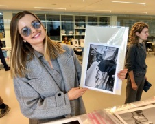 Gabrielė Martirosianaitė laiko Antano Sutkaus fotografijos 