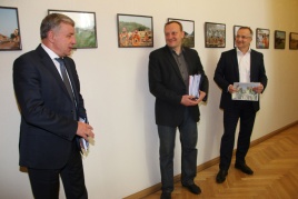 Fotoparodos atidaryme dalyvavo ir kalbėjo (iš kairės): susisiekimo ministras Rimantas Sinkevičius, viceministras Vladislavas Kondratovičius, Lietuvos automobilių kelių direkcijos prie Susisiekimo ministerijos direktorius Skirmantas Skrinskas