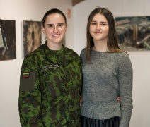 Fotoparodos „Rezistencijos archeologija“ autorės vyr. ltn. Elmyra Baljanaitė-Stanevičienė ir šaulė Mantilė Ambrukaitytė. Vido Venslovaičio nuotrauka